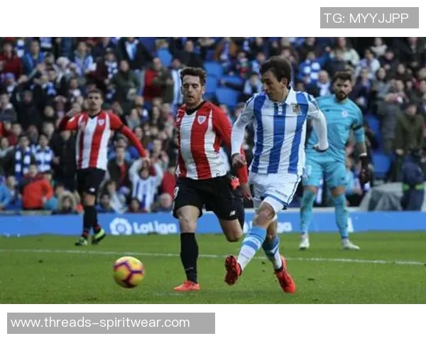 上海足球队在杯赛积分榜上以60分稳居第一名展现强劲实力