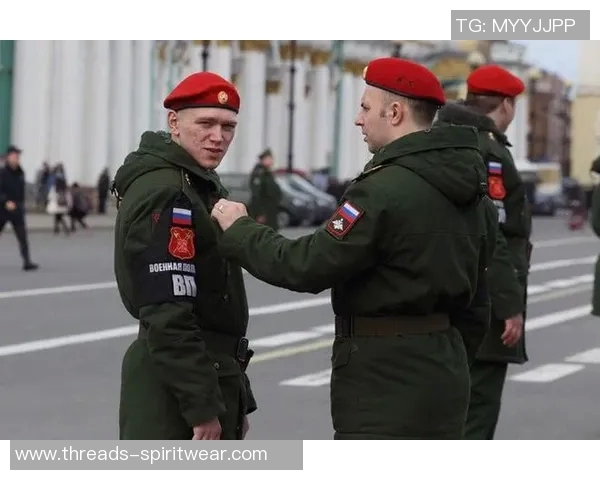 意大利街头热情亲吻足球明星视频引发网友热议与欢笑
