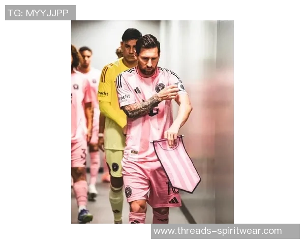 足球明星在美国的首次亮相引发热议球迷期待新赛季精彩表现 足球明星在美国的首次亮相引发热议球迷期待新赛季精彩表现