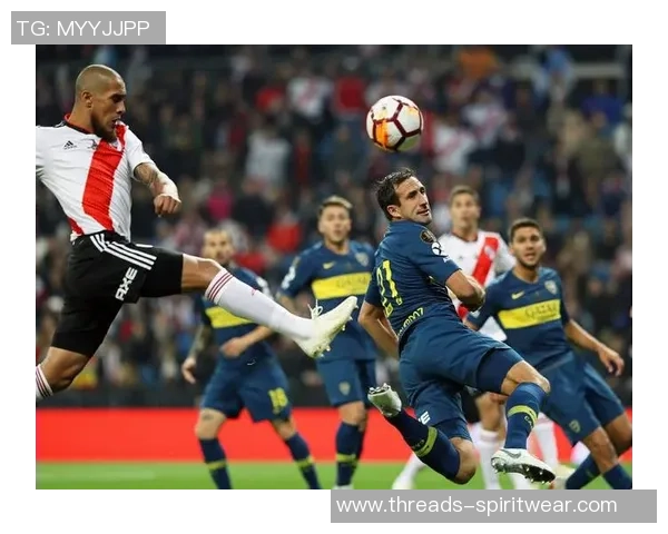 足球明星精彩瞬间技能集锦图赏展现球场魅力与技巧的完美结合 足球明星精彩瞬间技能集锦图赏展现球场魅力与技巧的完美结合