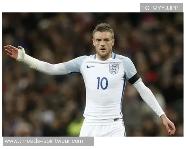 迈克如何从普通少年成长为足球明星的励志故事