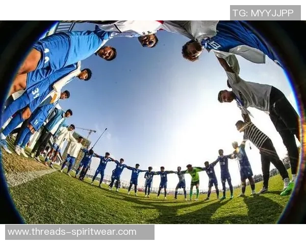 足球明星身着藏族服饰展现多元文化魅力的精彩瞬间